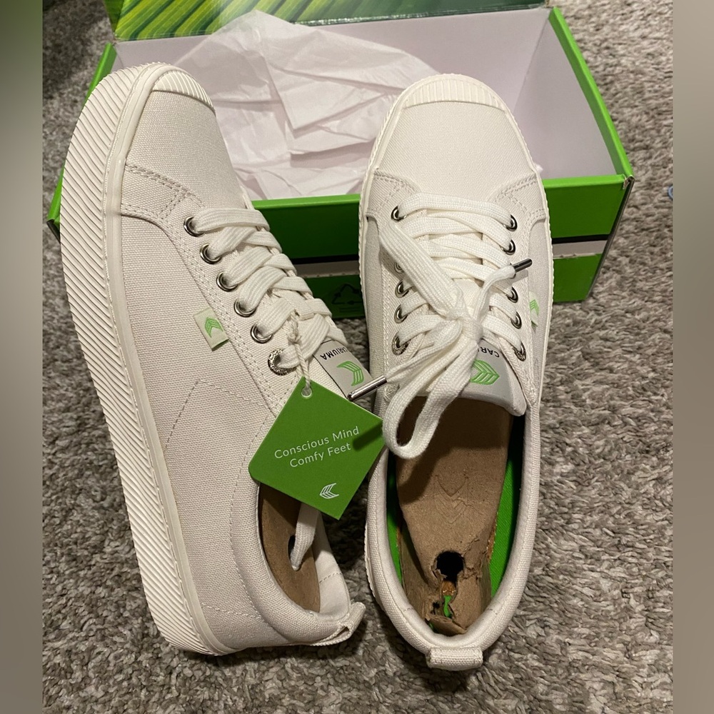 Cariuma Oca Canvas sneaker, BRAND NEW, 10